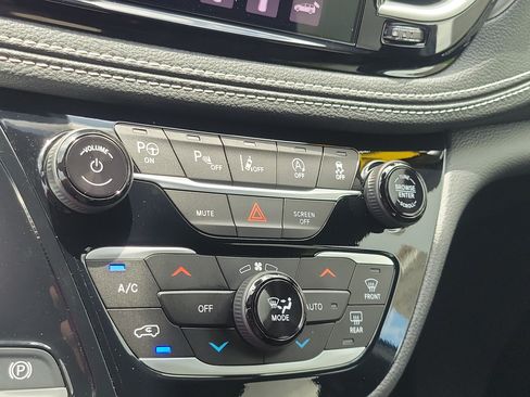 Used 2025 Chrysler Pacifica Select FWD image 23