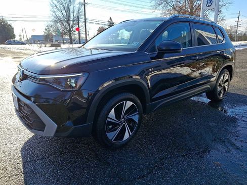 Certified 2025 Volkswagen Taos SE w/ Panoramic Sunroof Package image 3