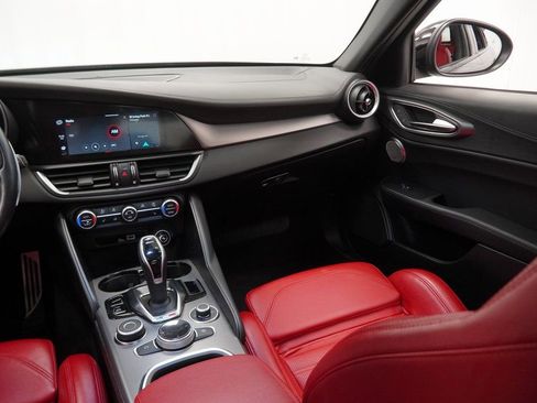 Used 2024 Alfa Romeo Giulia Veloce image 25