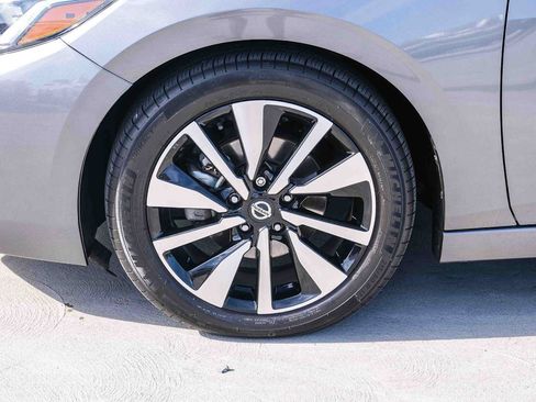 Used 2023 Nissan Sentra SV w/ SV Premium Package FWD image 10