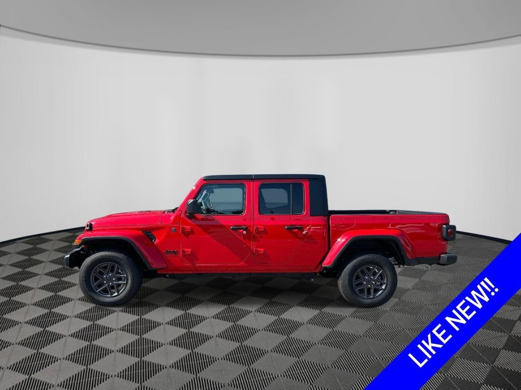Certified 2025 Jeep Gladiator Sport AWD/4WD image 2
