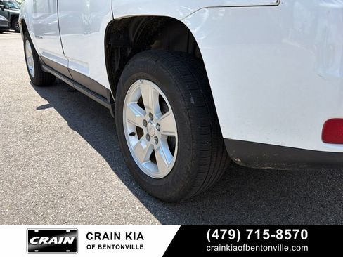 Used 2016 Jeep Compass Latitude FWD image 14