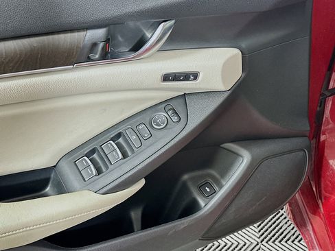 Used 2018 Honda Accord Touring image 15