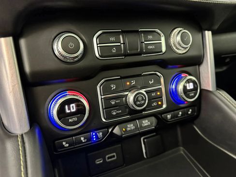 Used 2023 GMC Yukon XL SLT AWD/4WD image 21