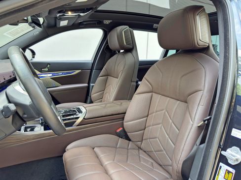 Used 2023 BMW i7 xDrive60 w/ Executive Package 2 AWD/4WD image 49