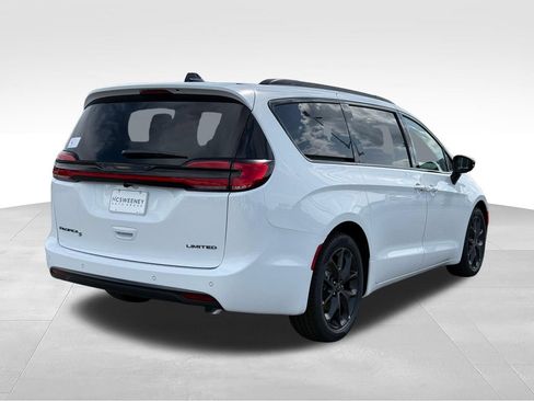 New 2027 Chrysler Pacifica Limited FWD image 27