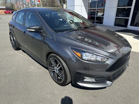 Used 2018 Ford Focus ST FWD image 2
