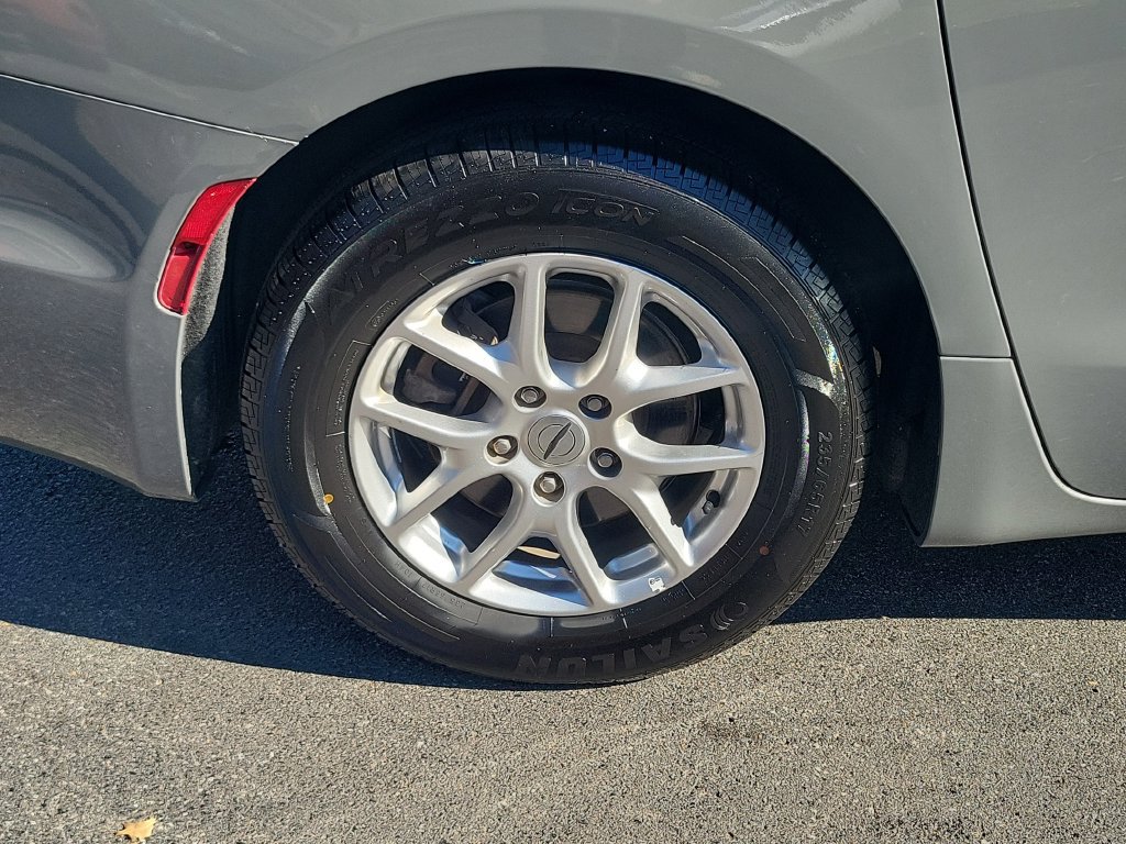 Used 2025 Chrysler Pacifica Select FWD image 8