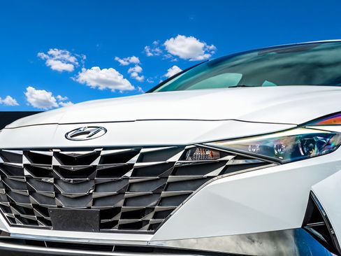 Used 2023 Hyundai Elantra Limited w/ Cargo Package FWD image 10