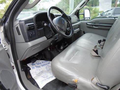 Used 2005 Ford F550 4x4 Regular Cab Super Duty image 5