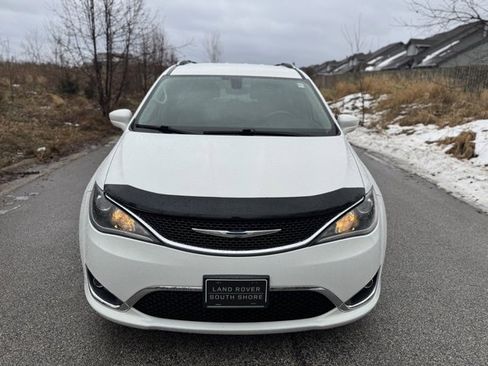 Used 2018 Chrysler Pacifica Touring-L image 3