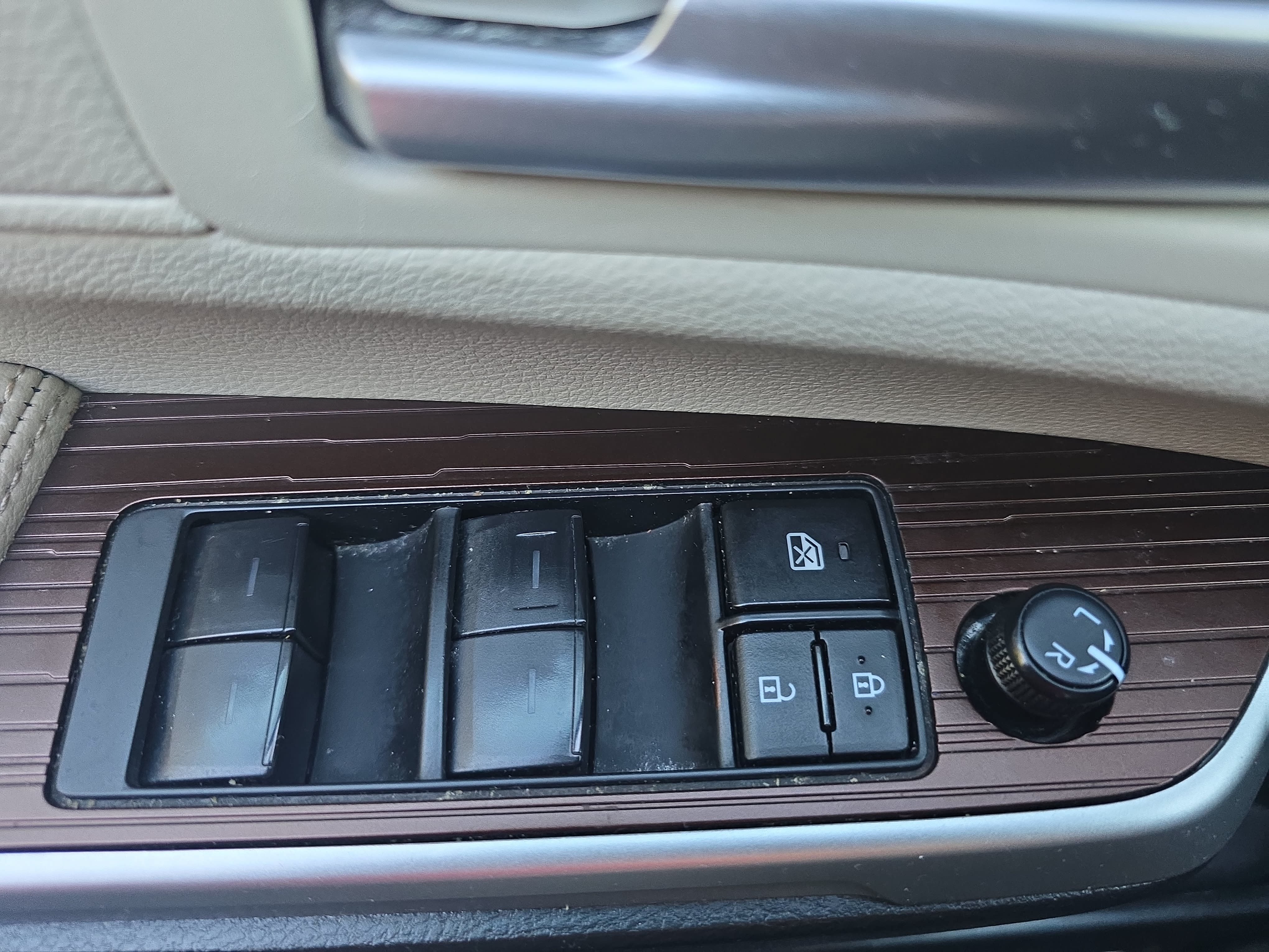 Used 2024 Toyota Sienna XLE FWD image 24