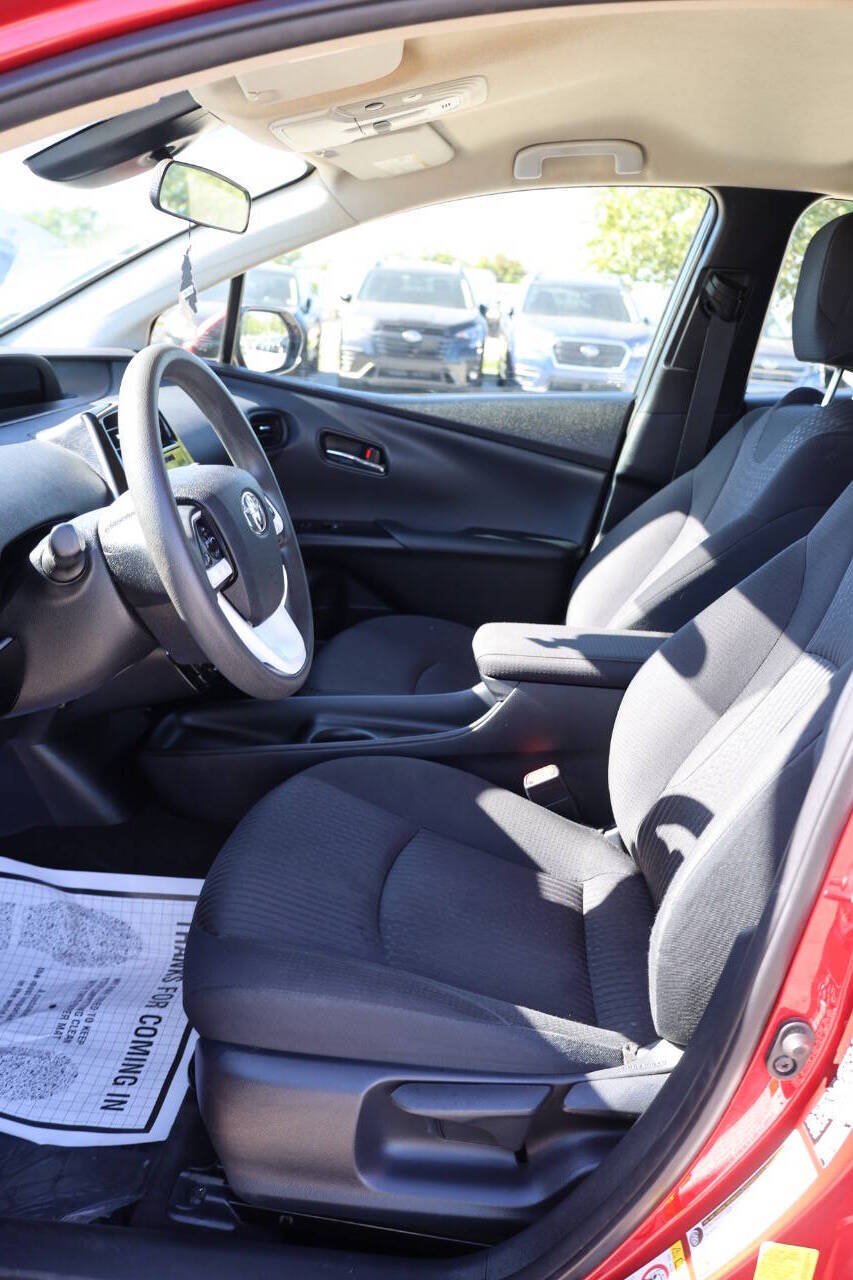 Used 2017 Toyota Prius Two w/ Prius Two Safety Plus Package FWD image 13