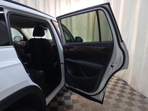 Used 2025 Volkswagen Atlas SE image 33