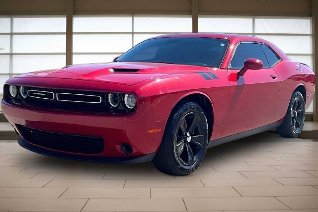 Used 2015 Dodge Challenger SXT RWD image 1