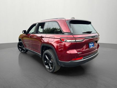 Used 2022 Jeep Grand Cherokee Altitude AWD/4WD image 4