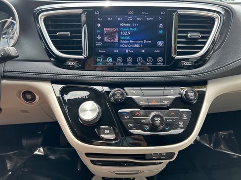 Used 2020 Chrysler Pacifica Limited image 30