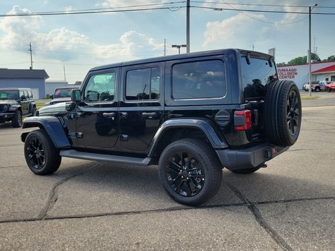 Used 2025 Jeep Wrangler Unlimited Sahara AWD/4WD image 3
