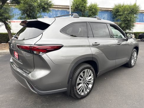 New 2026 Toyota Highlander Platinum AWD/4WD image 13