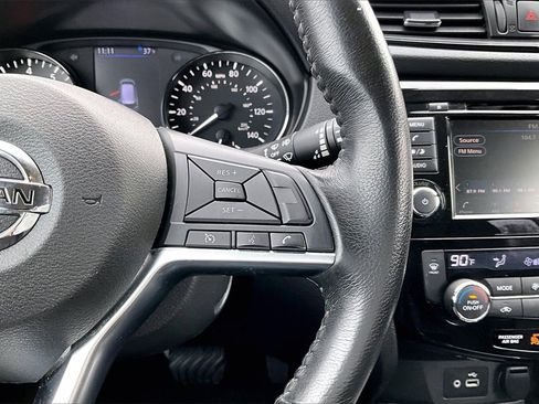 Used 2018 Nissan Rogue SV image 11