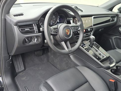 Certified 2025 Porsche Macan image 4