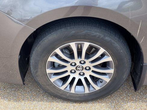 Used 2018 Toyota Sienna XLE w/ XLE Navigation Package FWD image 29