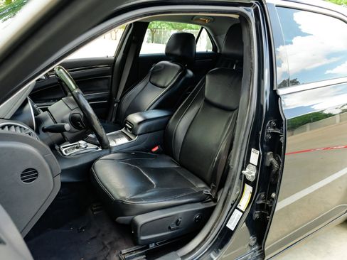 Used 2018 Chrysler 300 Limited RWD image 34