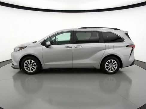 Used 2025 Toyota Sienna XLE image 5