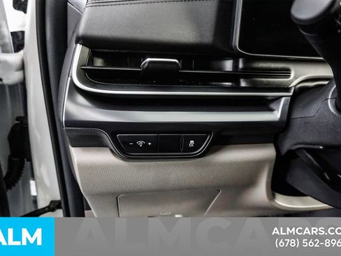Used 2025 Kia Carnival FWD image 33