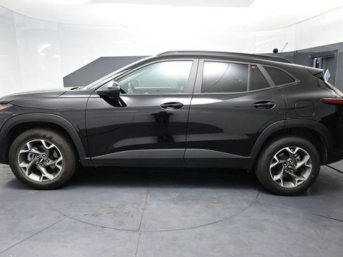 Used 2025 Chevrolet Trax LT FWD image 8