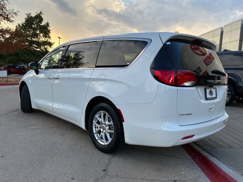 Used 2023 Chrysler Voyager LX FWD image 7