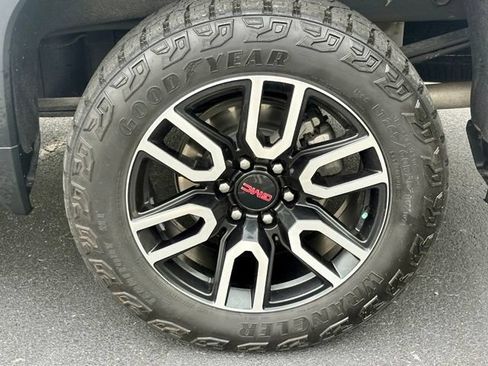 Used 2024 GMC Sierra 1500 AT4 w/ Technology Package AWD/4WD image 32