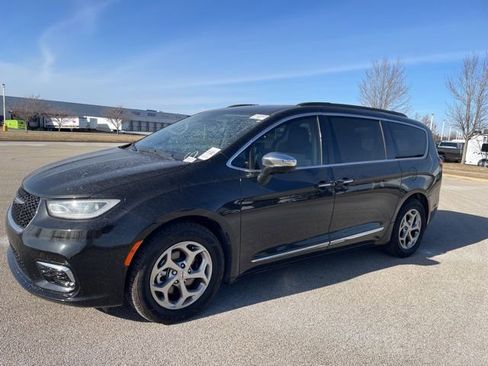 Used 2023 Chrysler Pacifica Limited w/ Uconnect Theater Family Group image 4