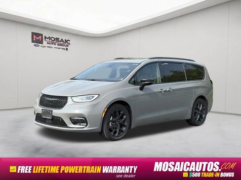 Used 2025 Chrysler Pacifica Limited FWD image 3
