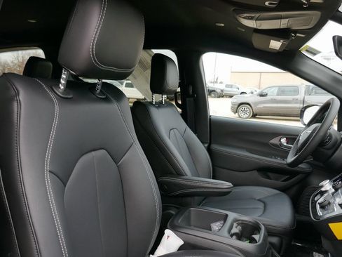 New 2026 Chrysler Voyager LX FWD image 10