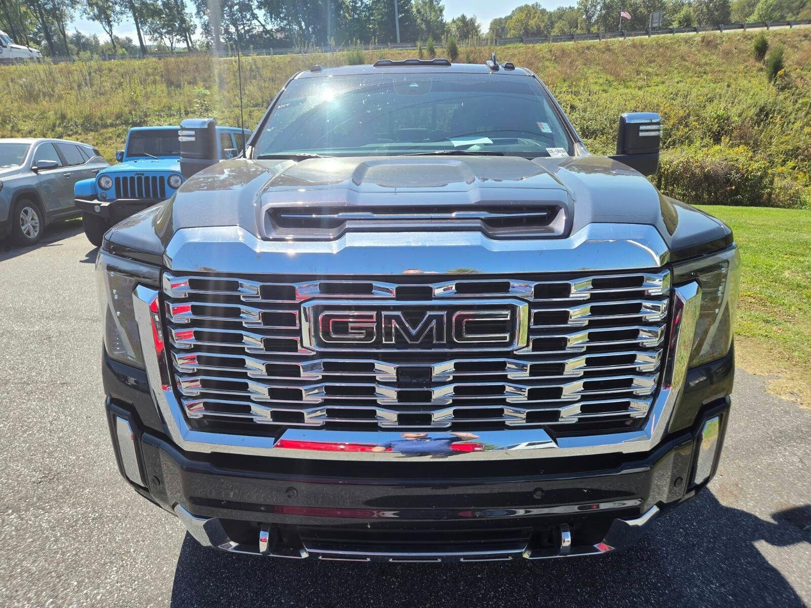 Used 2024 GMC Sierra 2500 Denali w/ Denali Reserve Package AWD/4WD image 2