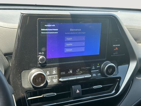 Used 2025 Toyota Highlander LE FWD image 11