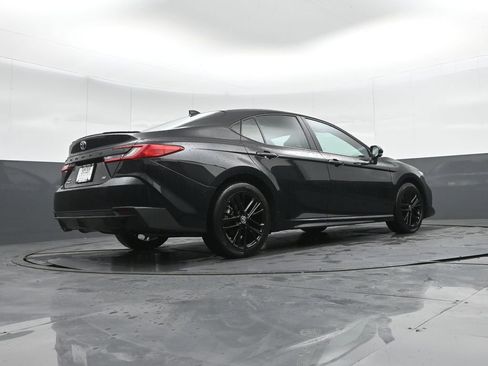 Used 2025 Toyota Camry SE image 32