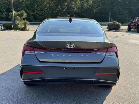 Used 2025 Hyundai Elantra SE FWD image 23