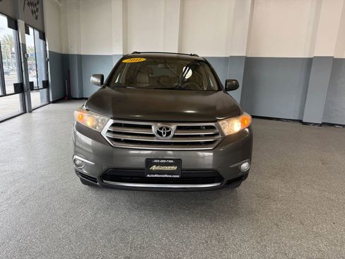 Used 2011 Toyota Highlander SE w/ Tow Pkg FWD image 2