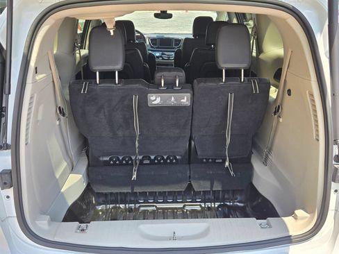 Used 2020 Chrysler Pacifica Touring-L FWD image 11
