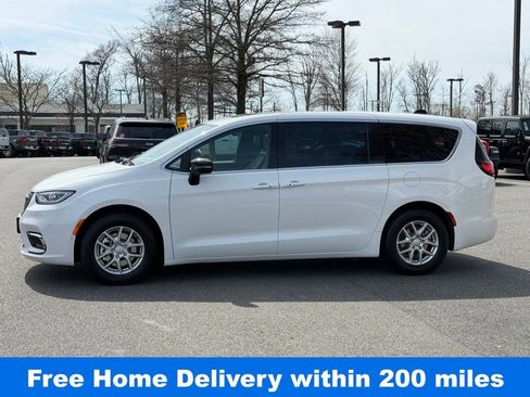 New 2026 Chrysler Pacifica Select image 10