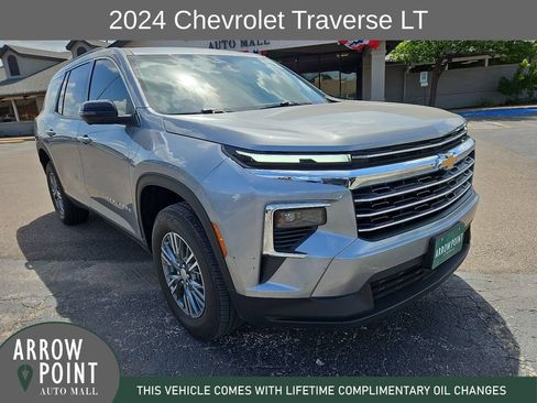 Used 2024 Chevrolet Traverse LT w/ Trailering Package FWD image 2