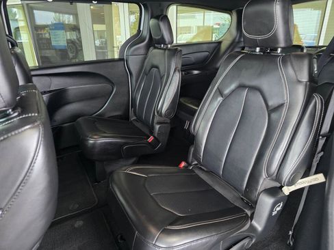 Used 2025 Chrysler Pacifica Select image 33