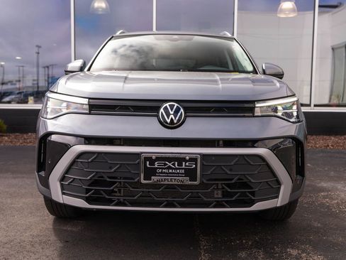Used 2025 Volkswagen Taos SE AWD/4WD image 2
