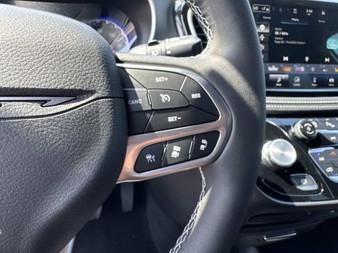 New 2027 Chrysler Pacifica Select FWD image 24