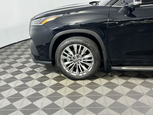 Used 2024 Toyota Highlander Platinum image 11