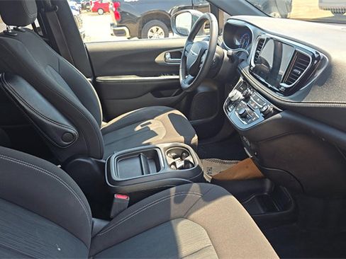 Used 2022 Chrysler Pacifica Touring AWD/4WD image 4