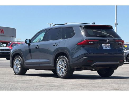 Used 2024 Toyota Grand Highlander AWD image 6