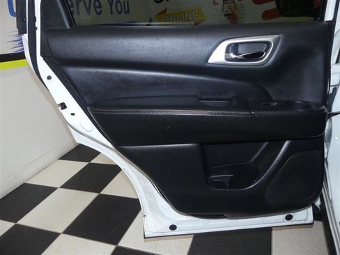 Used 2019 Nissan Pathfinder SV image 27